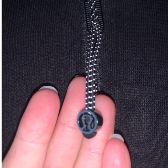 Like New Lululemon Scuba Crop Size 4 - Picture 8 of 9